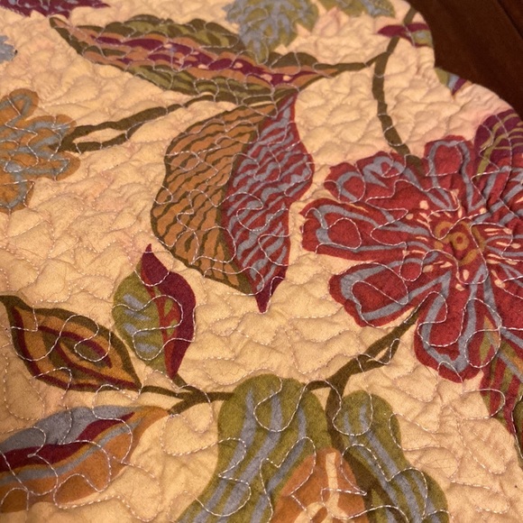 Reversible Scalloped Round FloralTable Mat - Picture 3 of 5